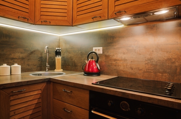 
          
          Подсветка на кухне под шкафами и возможности светодиодного освещения
 


